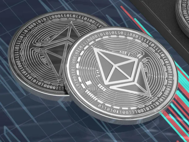 ETH e DOGE a testa alta nella bufera USA sulle cripto