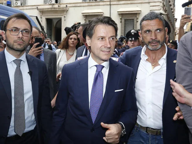 Conte: si a flat tax. E gli italiani hanno diritto a salario minimo orario e reddito cittadinanza