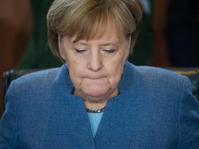 Guerra commerciale, Merkel: ‘così si rischia crisi finanziaria globale’. E FMI taglia stime Pil tedesco