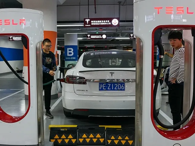 Tesla sfonda muro 500$, per analisti è una ‘minaccia esistenziale’ per chi non innova