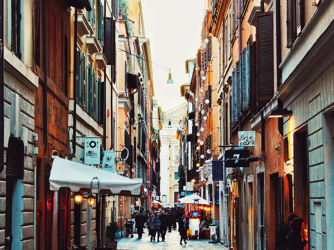 Confindustria: economia italiana continua a galleggiare. Consumi deboli e investimenti solo in costruzioni