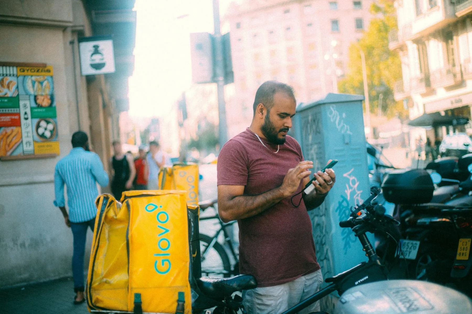 Rider sotto il sole: Glovo lancia il bonus caldo ma i sindacati lanciano l’allarme