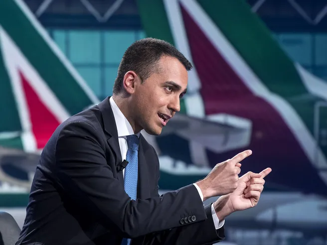 Alitalia, Di Maio apre ad Atlantia, ma ‘no a ricatti’. Entro 15 luglio offerta vincolante FS-Delta-Mef