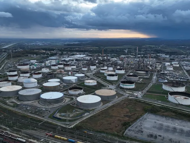 La raffineria Eni di Livorno celebra “85 anni di storia e un futuro da bioraffineria”
