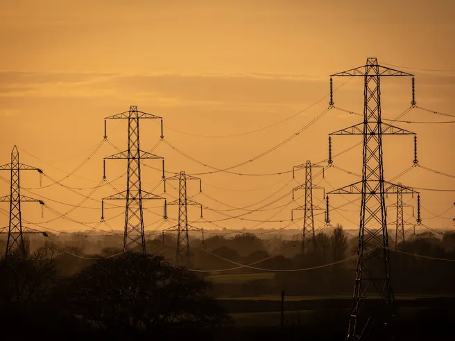 Elettricità e gas: costo della materia prima scende, ma le bollette no. L’analisi della Cgia Mestre