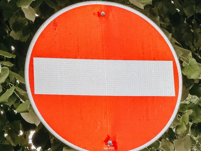 Sempre più città vietano la svolta a sinistra: perché?