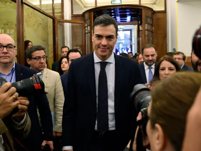 Elezioni Spagna: PSOE di Sanchez cresce, ma non ha maggioranza. Estrema destra VOX entra in Parlamento
