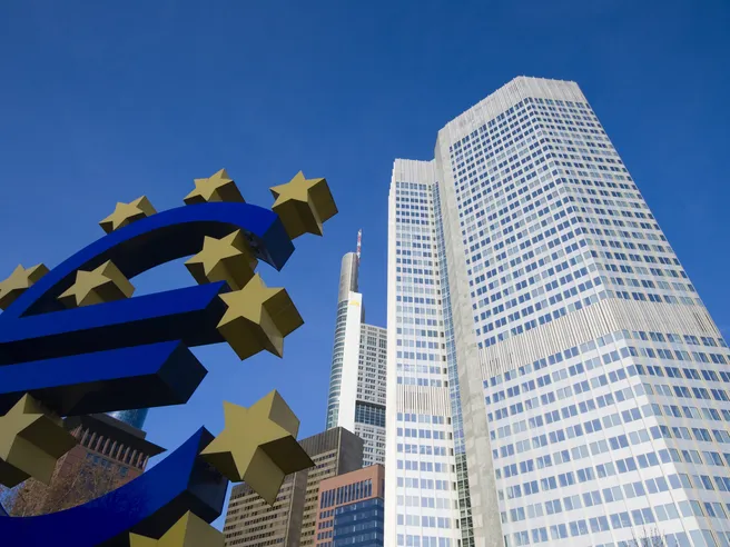 Bce alza tassi dello 0,75% e ne prepara altri, netta revisione delle stime di inflazione