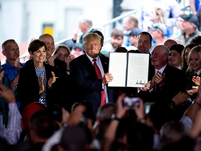 Trump lancia candidatura all’Election Day, puntando su solidità economia e attaccando migranti