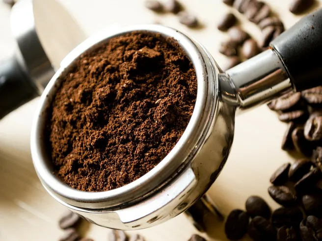 Prezzi del caffè sempre più in aumento, ora rischia di costare 2 euro a tazzina: perchè salgono i costi