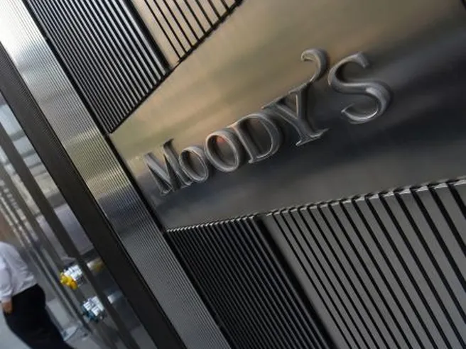 Moody’s declassa l’Italia e boccia la Manovra: non creerà crescita duratura e debito rischia di salire ancora