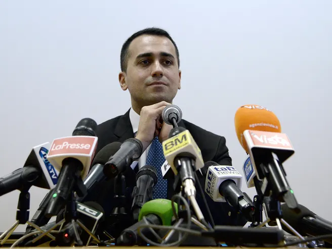 Governo vara decreto dignità: stretta su contratti a termine e delocalizzazioni. Di Maio: ‘E’ la fine del Jobs Act’