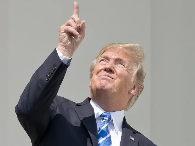 Cina: Usa gonfiano deficit del 20%, guerra commerciale un disastro. E Trump rinnova minaccia su auto europee