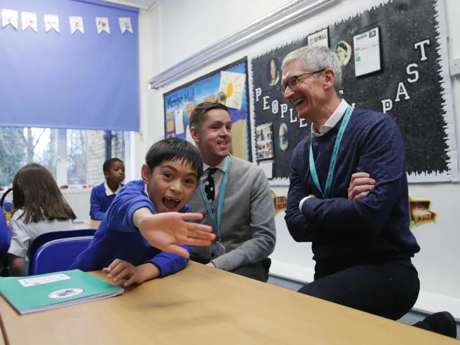Apple verso taglio produzione iPhone -10%, taglierà anche prezzi? Intanto AD Cook vince bonus record