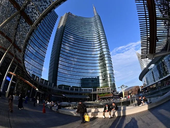 UniCredit vara piano assunzioni giovani e doppio bonus per dipendenti in Italia