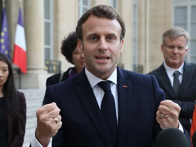 Macron vara la linea dura: forti restrizioni per chi non si vaccina, subito boom prenotazioni