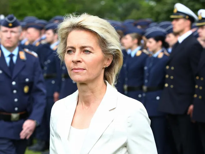 Ursula Von der Leyen prima donna a guidare Commissione Ue. Decisivi voti M5S, Lega furiosa