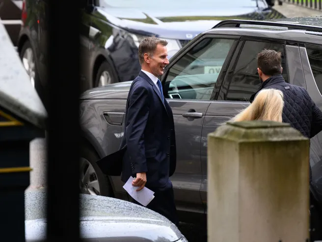 UK: il neo ministro Jeremy Hunt suona il requiem per misure spendi e spandi di Liz Truss. Gilt e sterlina brindano all’annuncio