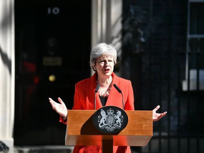 Fine dei giochi per Theresa May. La premier che ha fallito la missione Brexit scoppia in lacrime
