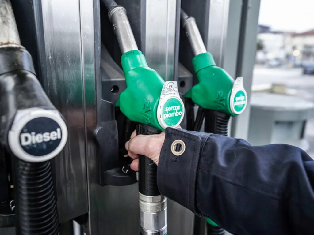 Aumento benzina per la crisi in Iran: quanto costerà fare il pieno