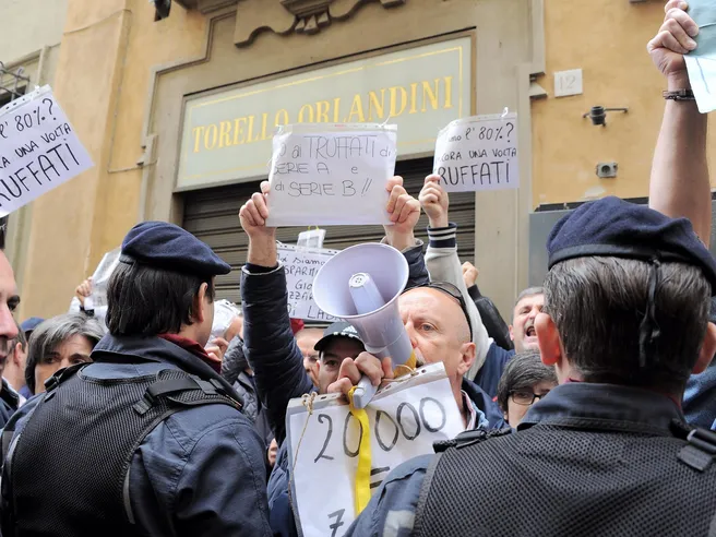 Crac banche: accordo governo-risparmiatori, doppia strada per i rimborsi. Passa la linea di Tria