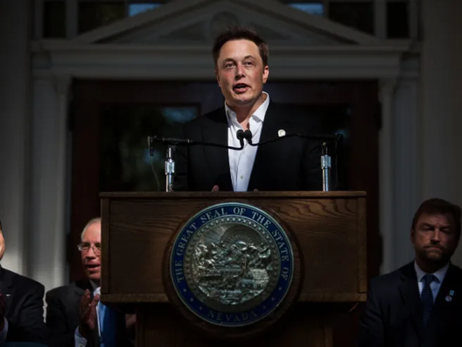 Tesla a caccia di talenti in Intelligenza Artificiale: ‘istruzione non conta, non servono né laurea nè diploma’