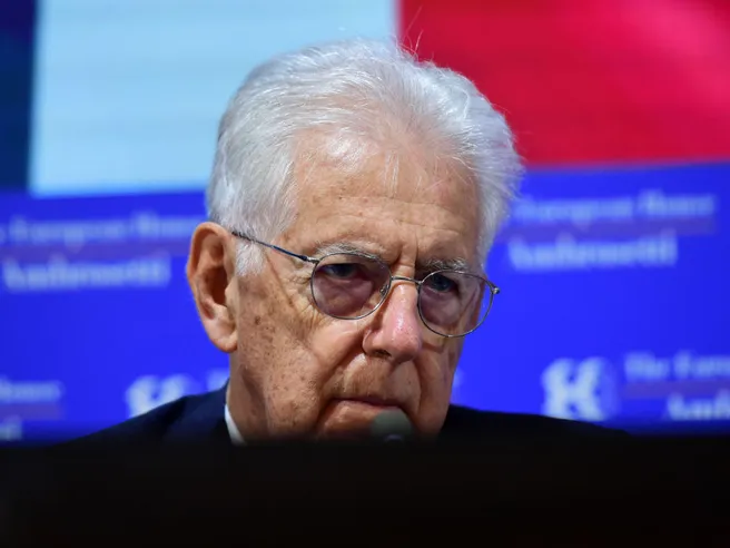 Tassi BTP, Bce deve intervenire con scudo anti-spread? Mario Monti: ‘basta con accattonaggio politica. Un po’ di dignità’