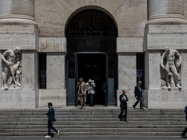 Piazza Affari alle prese con maxi-stacco dividendi, i titoli da seguire oggi
