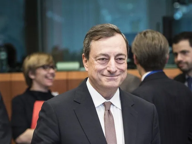 Draghi: ritorno alla Lira mi fa sorridere, giovani difendano l’euro come fatto con il clima