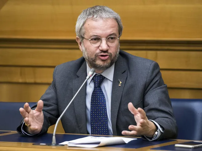 Manovra, 10 miliardi per reddito cittadinanza. Borghi parla di deficit e rilancia ‘smantellamento controllato Ue’