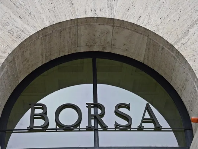 Piazza Affari rivede i 19mila punti: UniCredit guida la corsa dei bancari ‘stregati da effetto Hsbc’
