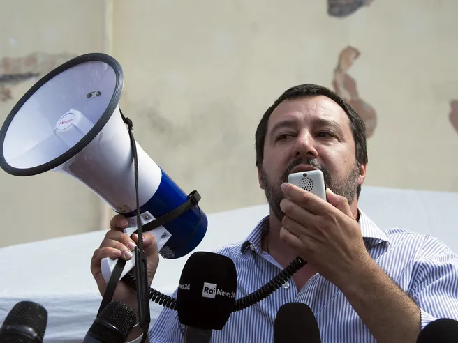 Salvini a Bruxelles: ‘mandi pure 12 letterine fino a Natale’. Ma Ue avverte su debito: ‘37.000 euro a carico ogni cittadino’