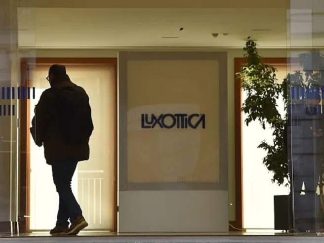 Smart glasses: scatta l’alleanza tra Facebook e EssilorLuxottica, primo lancio atteso nel 2021 con Ray-Ban