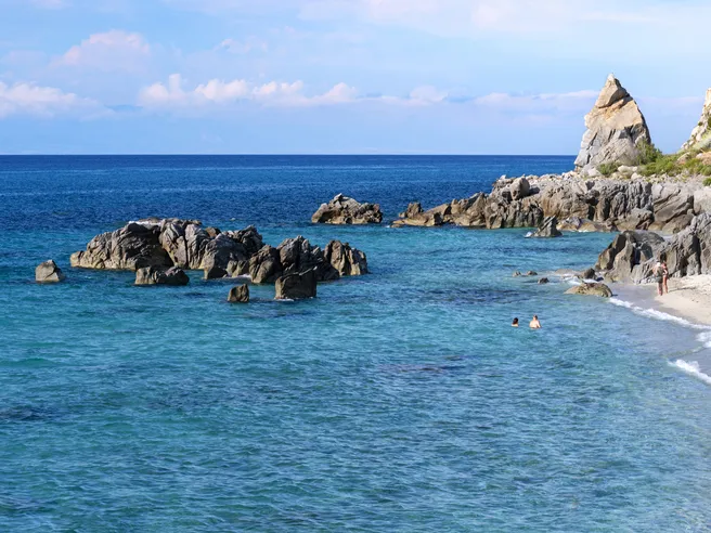 Bandiere Blu 2024, sono 485 le spiagge premiate, 14 new entry: i premi delle regioni ai comuni