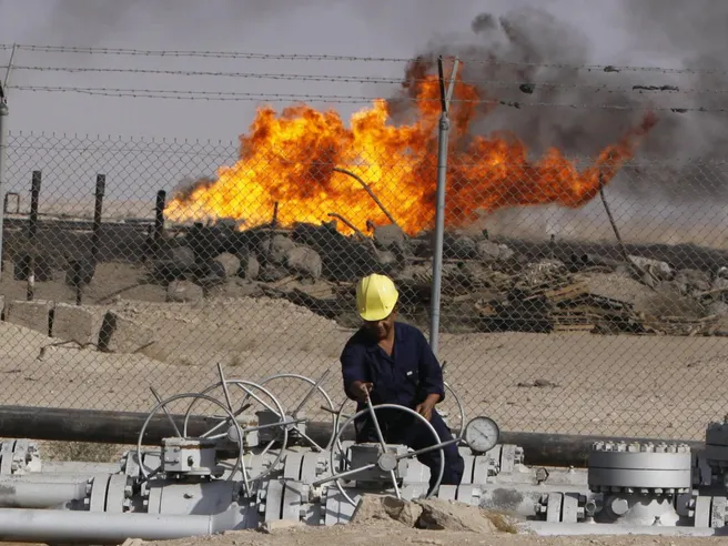 Petrolio: con prezzi a 100 dollari al barile conseguenze su crescita, inflazione e politiche monetarie