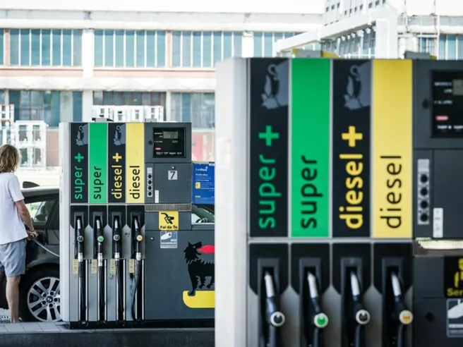 Caro carburante: in autostrada la verde sfonda i 2,30 €/l, allarme Codacons