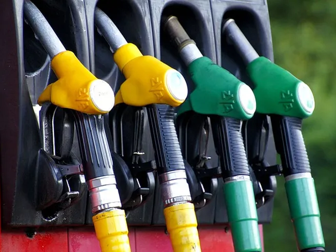 Benzina: petrolio in caduta libera ma prezzi alla pompa solo in leggero calo. Perché?