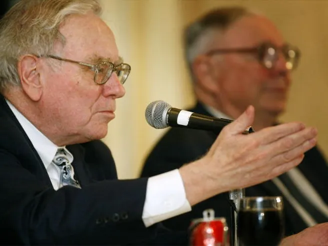 Berkshire Hathaway: Neuberger Berman (e non solo) voterà contro i vertici della holding di Warren Buffett