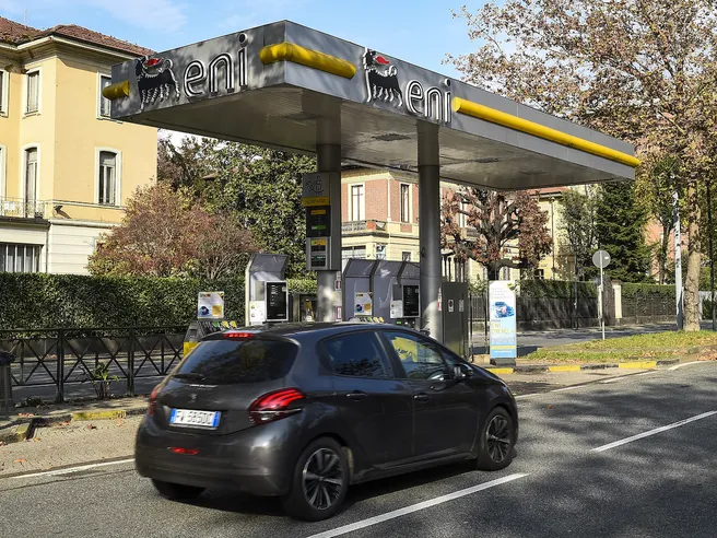 Governo Meloni e caro benzina: gestori dovranno esporre il prezzo medio