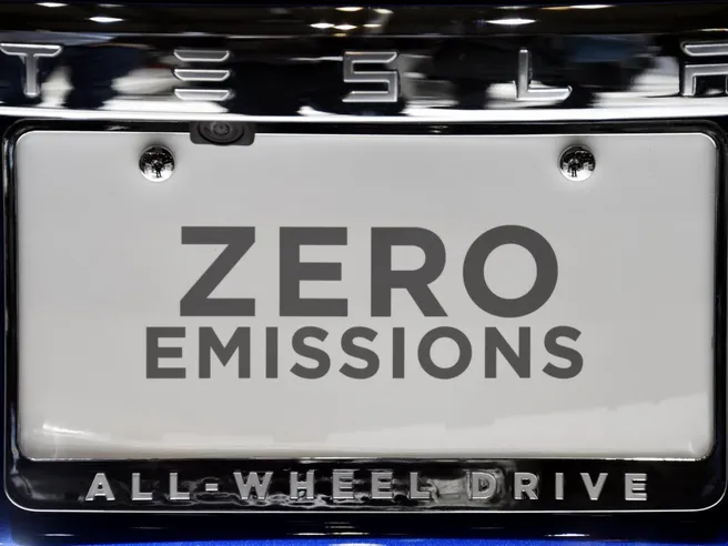 Emissioni auto, FT: acquistando i crediti green da Tesla, Fca eviterà maxi multe