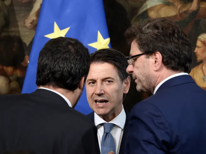 Reddito di cittadinanza, Giorgetti: “Complicazioni non indifferenti”. “Di Maio: “E’ già nella manovra”