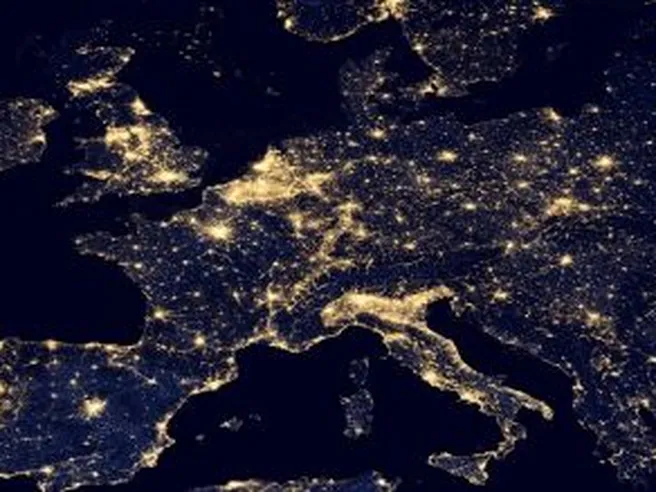 Italia degli sprechi: spesa sei volte superiore alla Germania per l’illuminazione pubblica