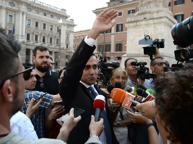 Di Maio: ‘se cambiamo deficit 2,4% per 2019 squali ci azzannano’. Intanto Cottarelli attacca reddito cittadinanza finanziato con deficit