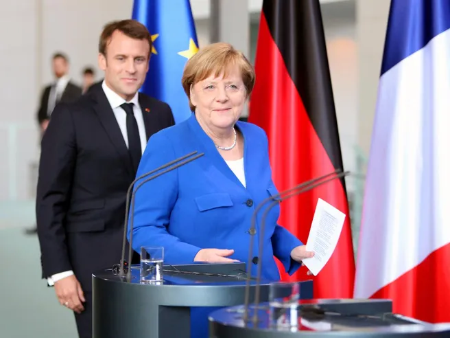 Merkel presidente Commissione Ue al posto di Juncker? Arriva l’assist di Macron