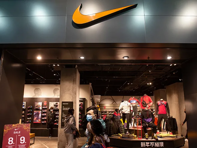 Coronavirus, Cina in quarantena. Nike chiude metà negozi, niente più Disneyland a Shanghai e Hong Kong