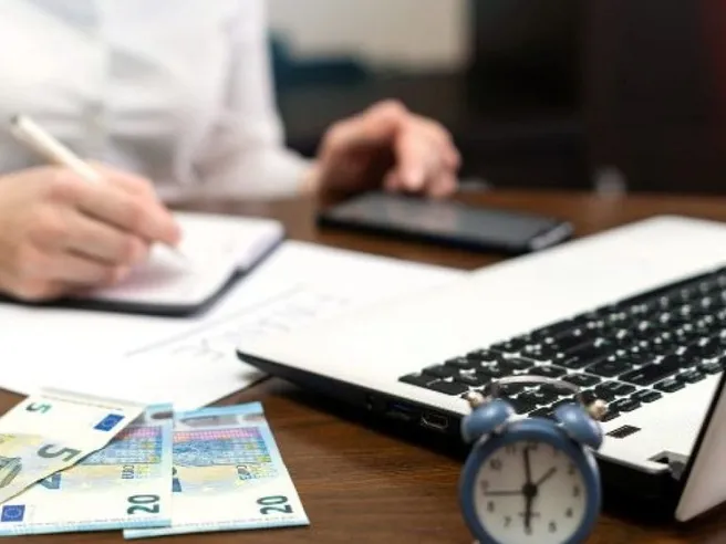 Bonifici tra parenti: i rischi e come evitare problemi col Fisco