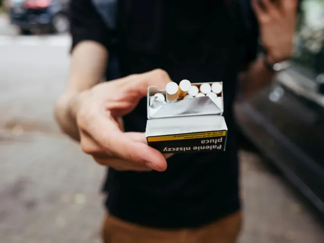 Sigarette, rischio aumenti fino a 3 euro a pacchetto: l’allarme dei tabaccai