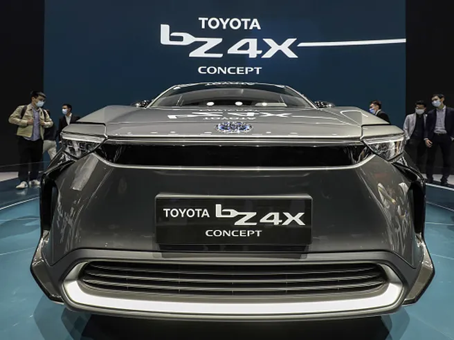 Toyota va oltre il concetto di zero emissioni, parte la sfida elettrica a VW e Tesla