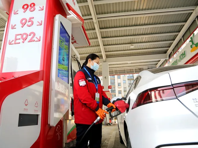 Cala il prezzo della benzina, ma non grazie agli interventi statali