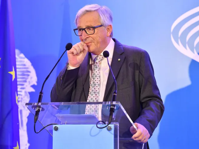 Juncker: ‘Italiani lavorino di più e siano meno corrotti’. Nuova offesa Ue? No: errore Guardian